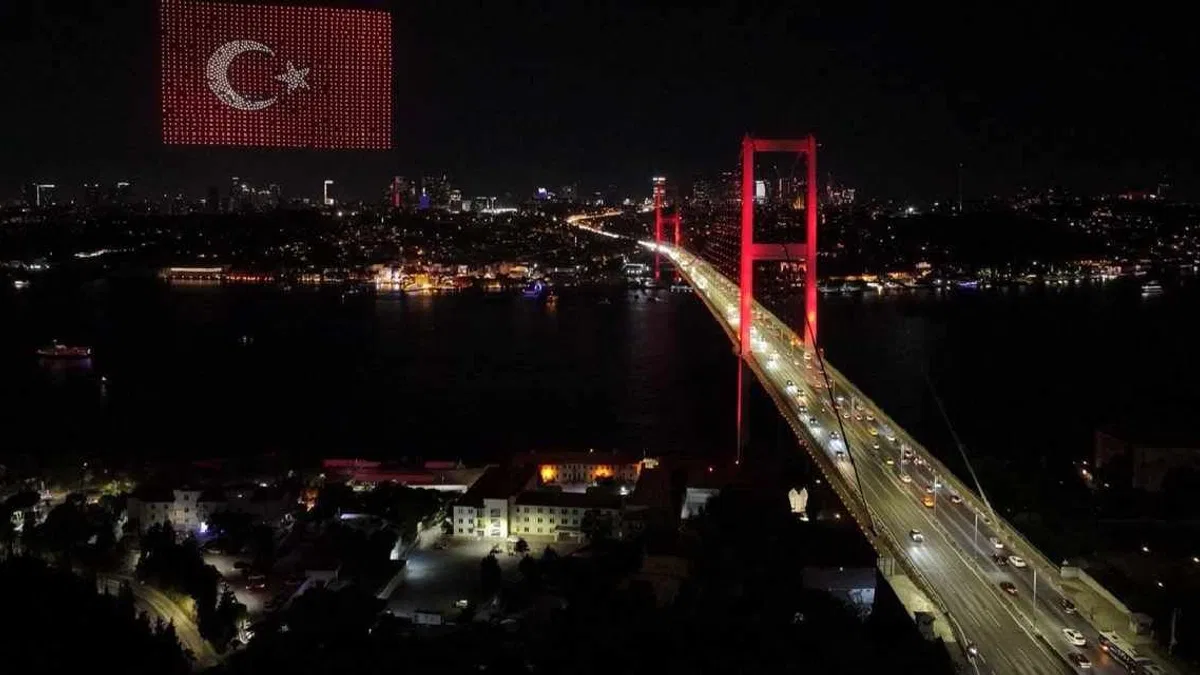15 Temmuz Şehitler Köprüsü semalarında dronlarla ışık gösterisi büyüledi