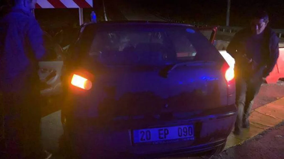 Konya'da bariyerlere çarpan otomobildeki 3 kişi yaralandı
