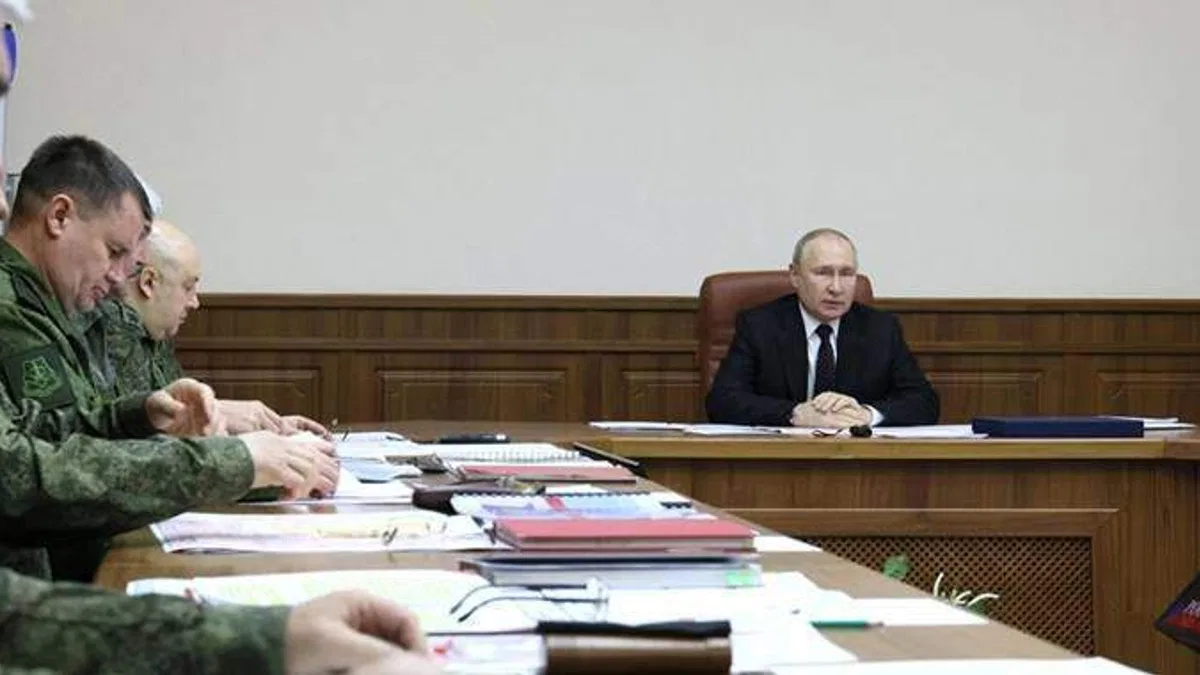 Putin, Ukrayna’daki savaşta görev yapan birliklerin ortak karargahında çalışma yaptı