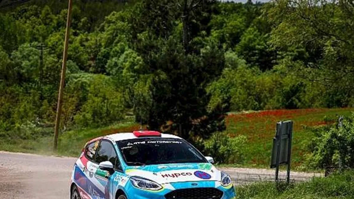 Engelli ralli pilotu Kübra aracını başarıdan başarıya sürüyor