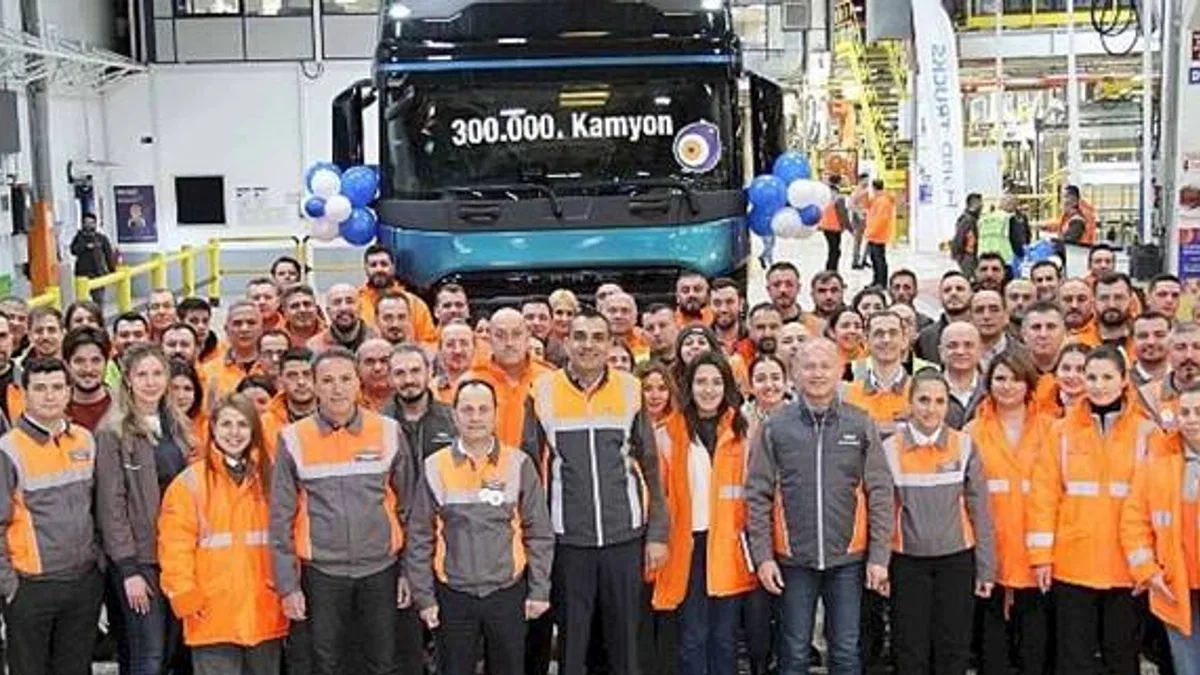 Ford Trucks 300 Bininci Kamyonunu Hattan İndirdi