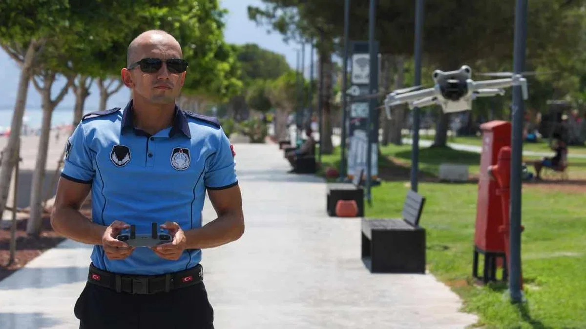 Antalya Konyaaltı Sahili’nde drone destekli zabıta denetimi