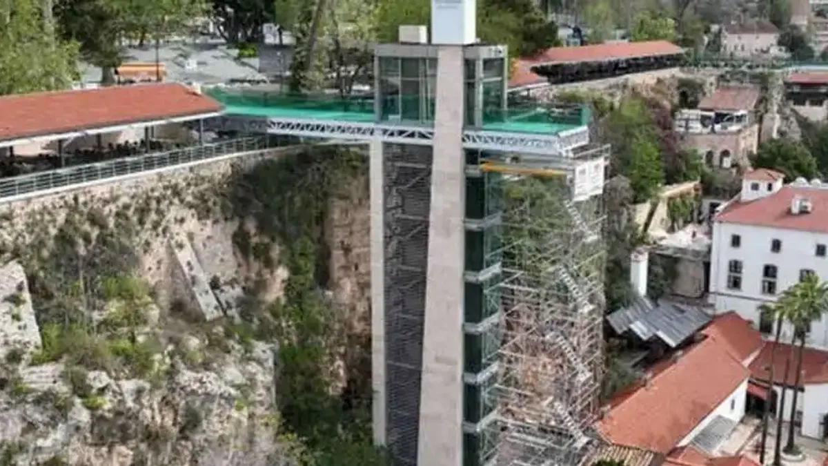 Antalya Yat Limanındaki asansörde bakım onarım!