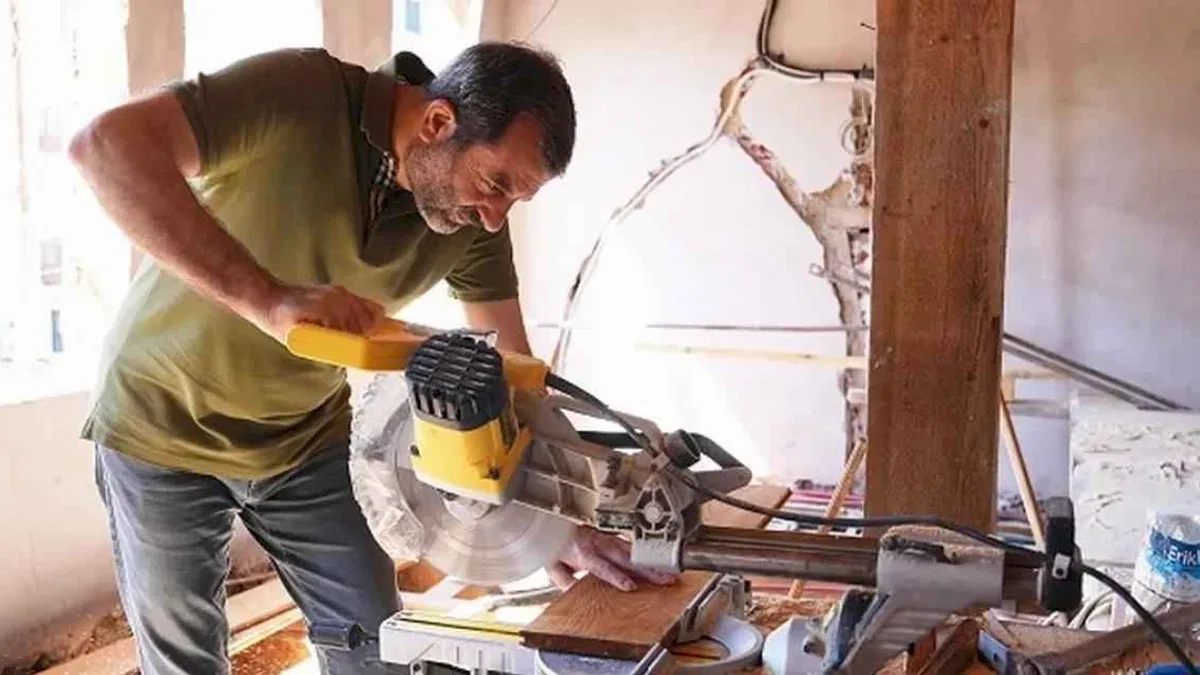 Bursa Gürsu'da Başkan Işık kütüphane inşaatında çalışıyor! Hem denetledi, hem çalıştı
