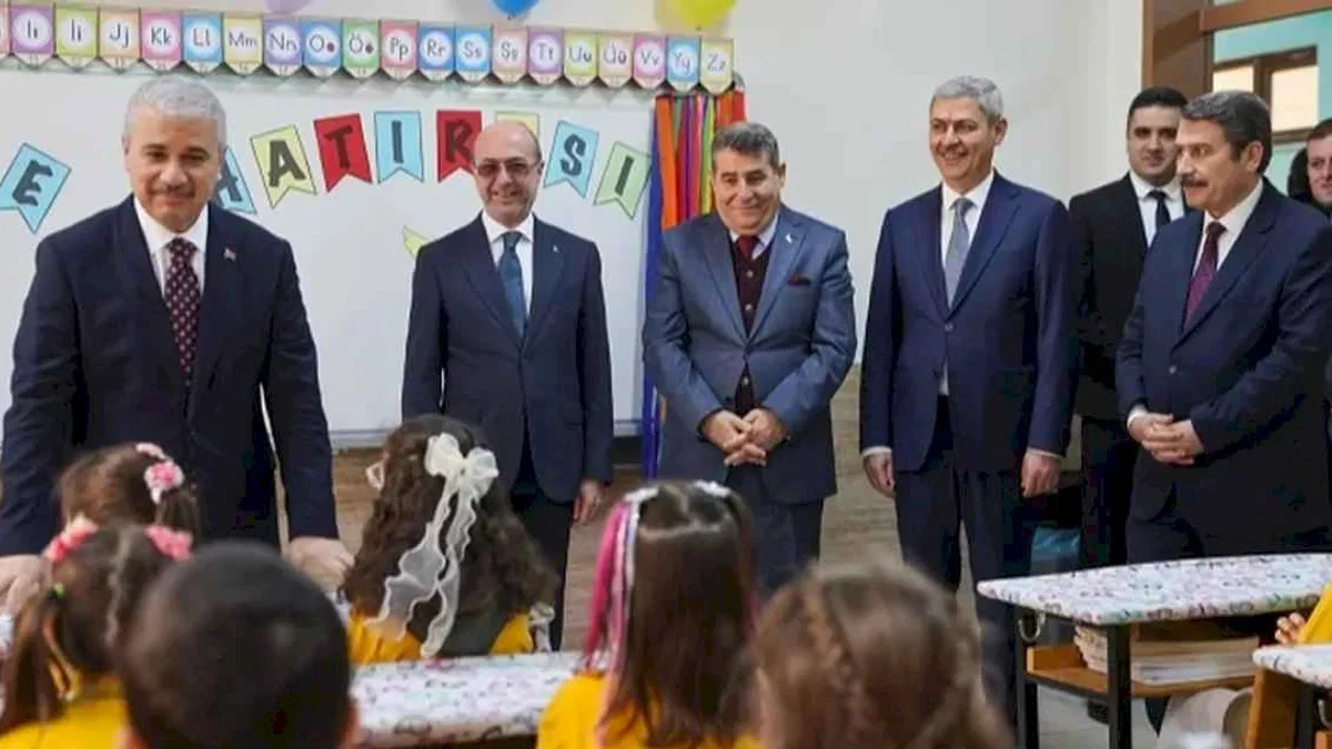 Konya protokolü çocuklara karnelerini dağıttı