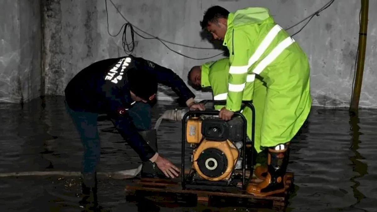 Manisa’da sağanak yağışta ekipler tüm gücüyle sahada