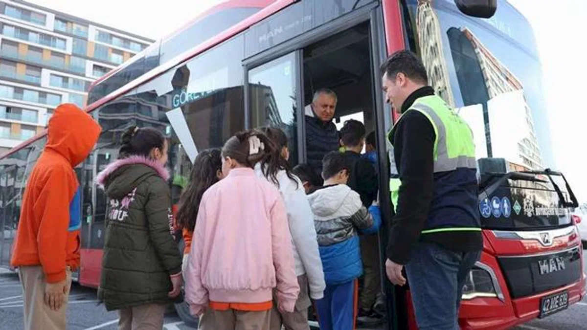 Konyalı öğrenciler nezaketi bu otobüste öğreniyor