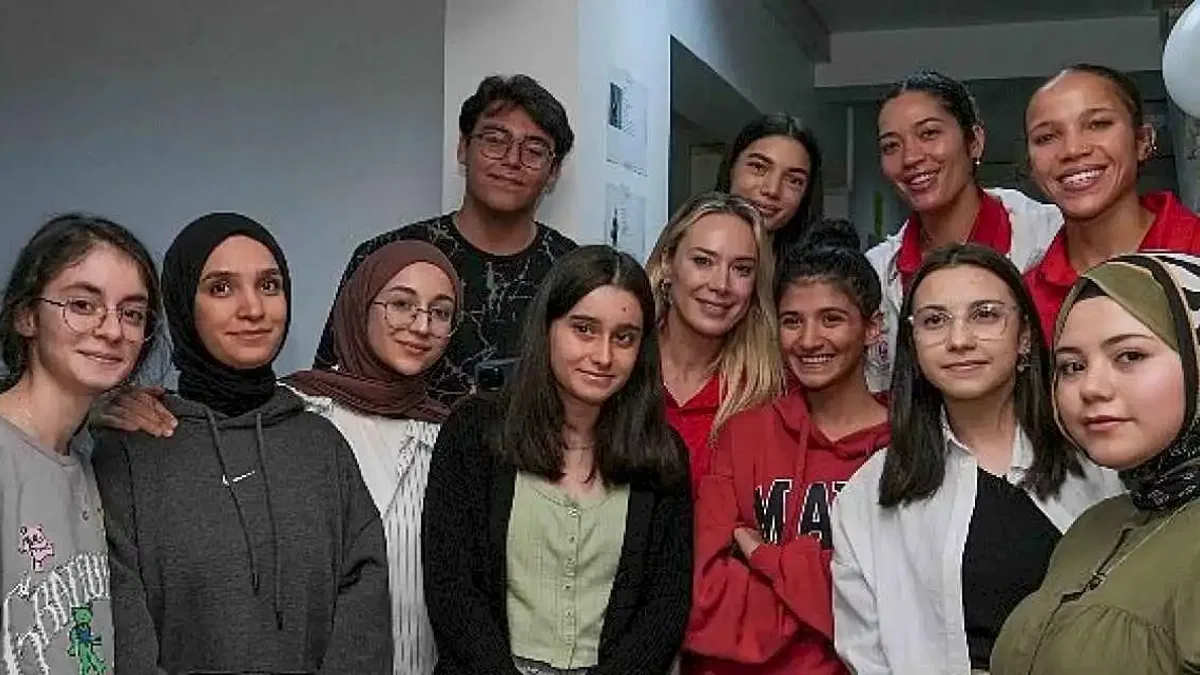 Kadın Voleybol Takımı Çocuklar ve Gençlerle Buluştu