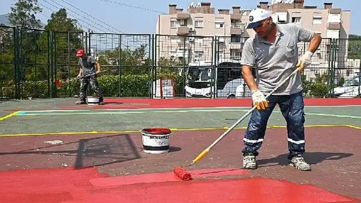 Karabağlar'ın parkları renkleniyor