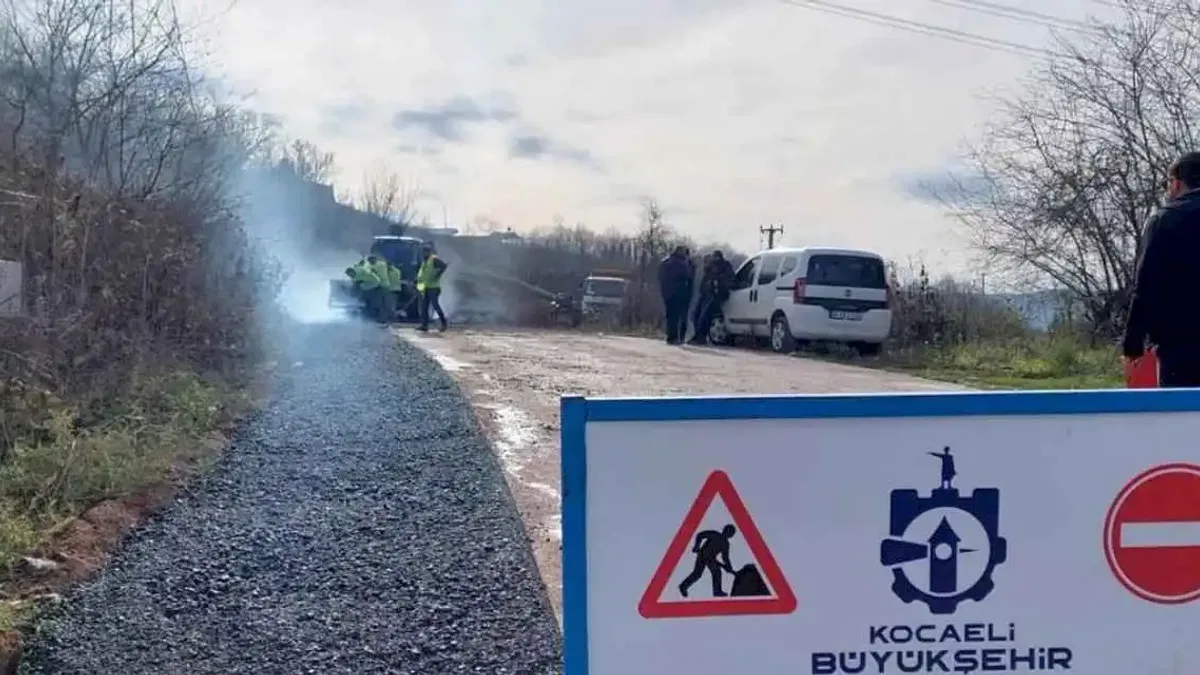 Kocaeli Körfez'de çöken yola anında müdahale