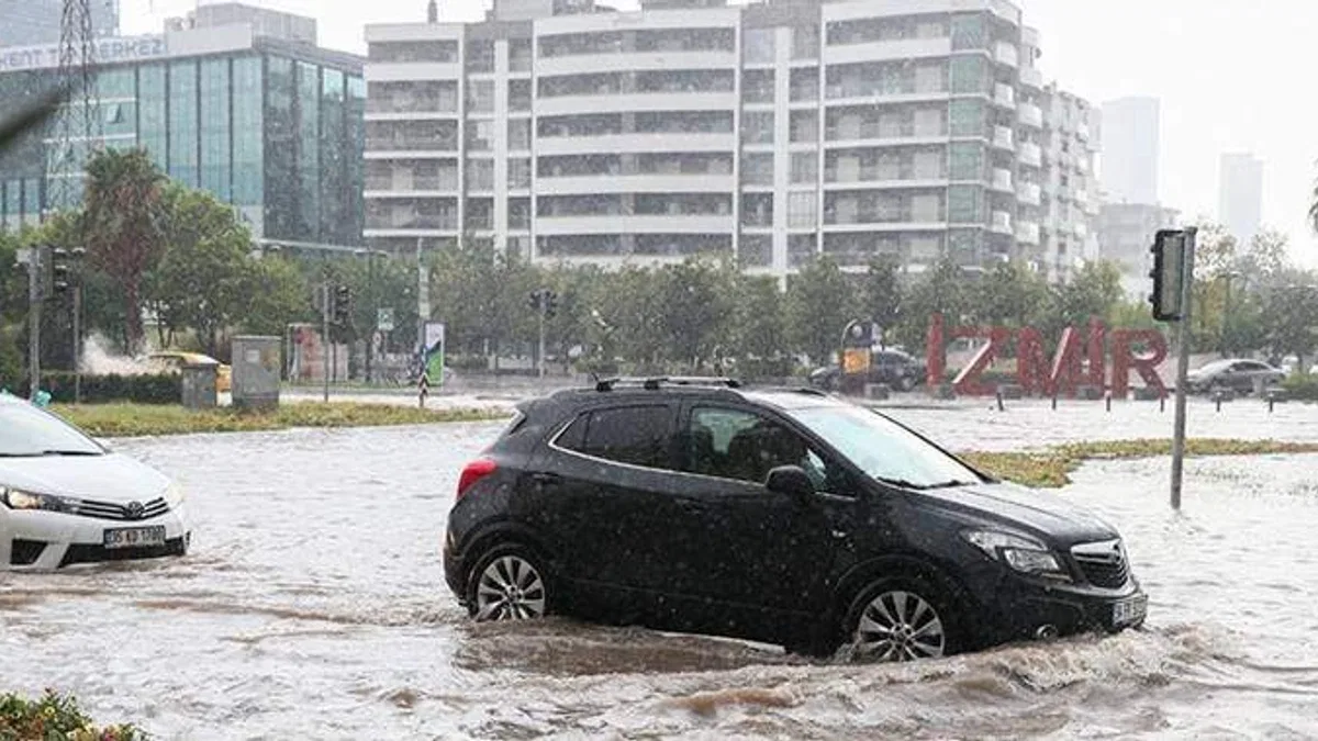 İzmir'de sağanak etkili oluyor