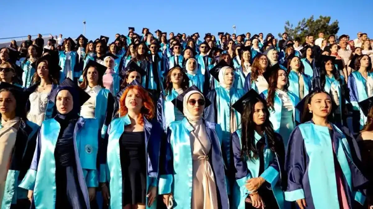 Geleceğin hemşirelerinden mezuniyet sevinci