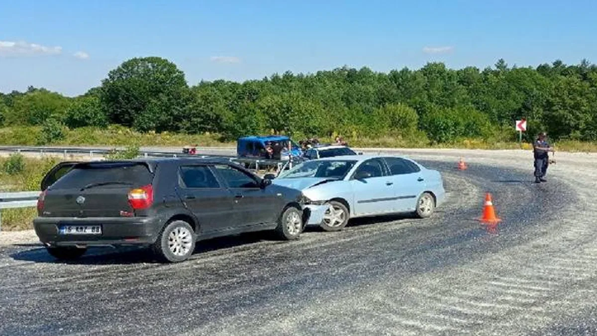 Bilecik-Bursa yolunda otomobiller kafa kafaya çarpıştı!