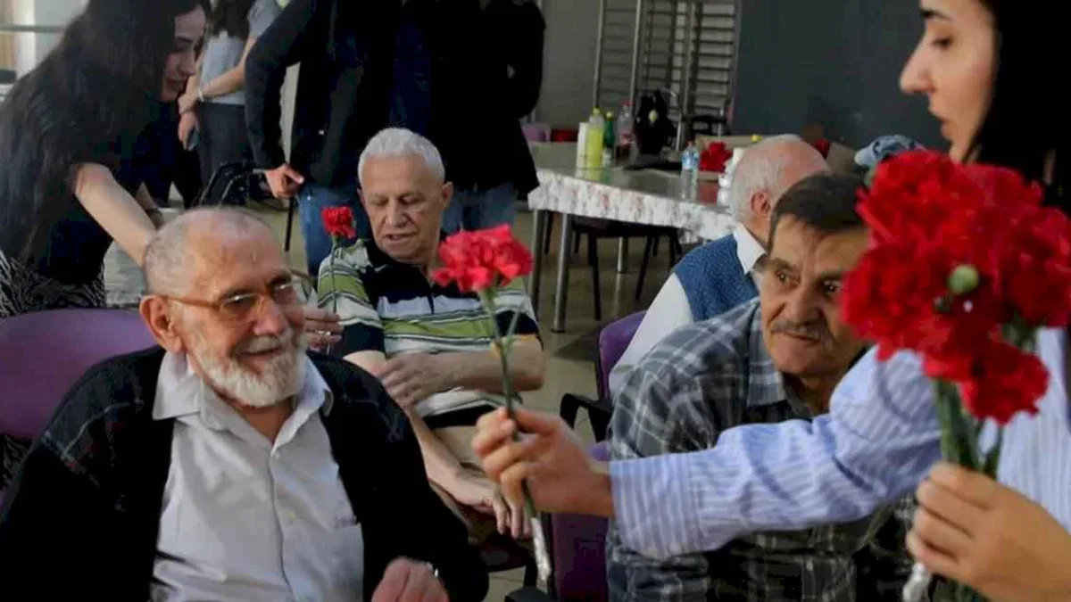 Sakarya Büyükşehir’den yaşlıların yüzünde tebessüm olan ziyaret