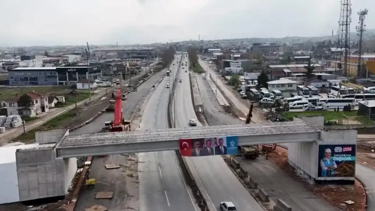 Kocaeli Başiskele'de dev kirişler 9 saatte yerleştirildi
