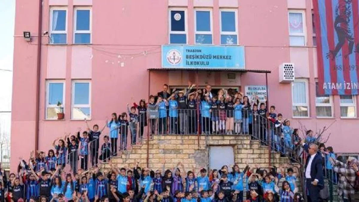 Trabzonspor başkanı Ahmet Ağaoğlu'dan miniklere forma jesti