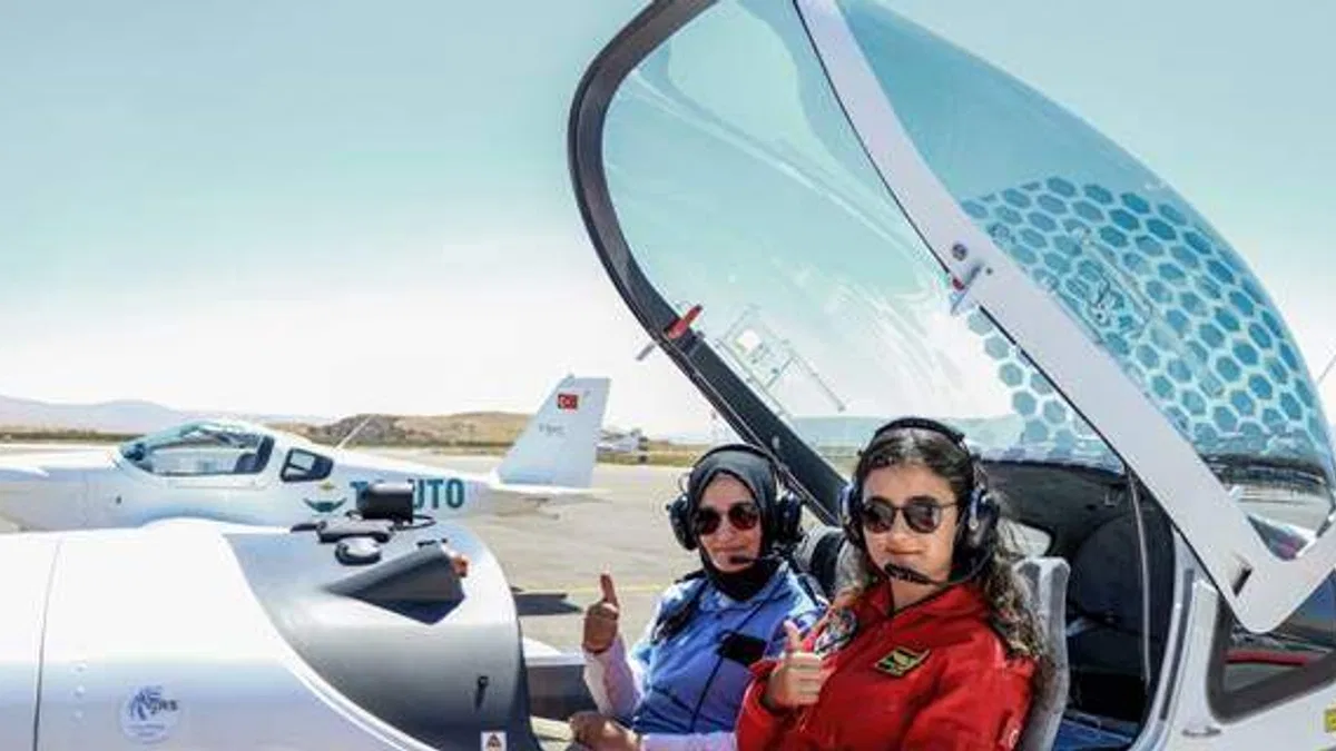 Anne kız aynı okulda pilotaj eğitimi alıyor