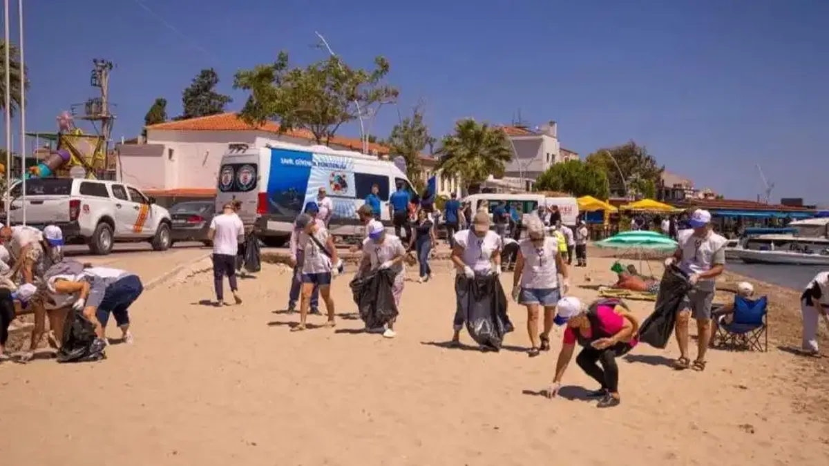 İzmir'de Kocakum Plajı'ndan 750 kilogram atık toplandı
