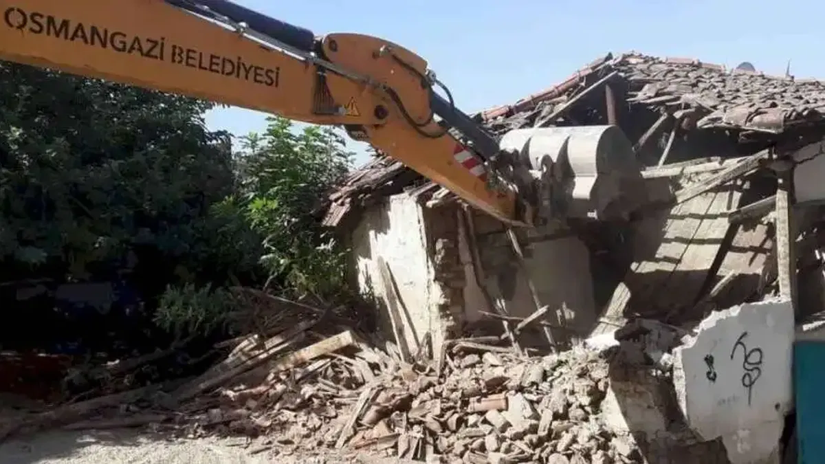 Bursa Osmangazi'de 'metruk' temizliğe devam