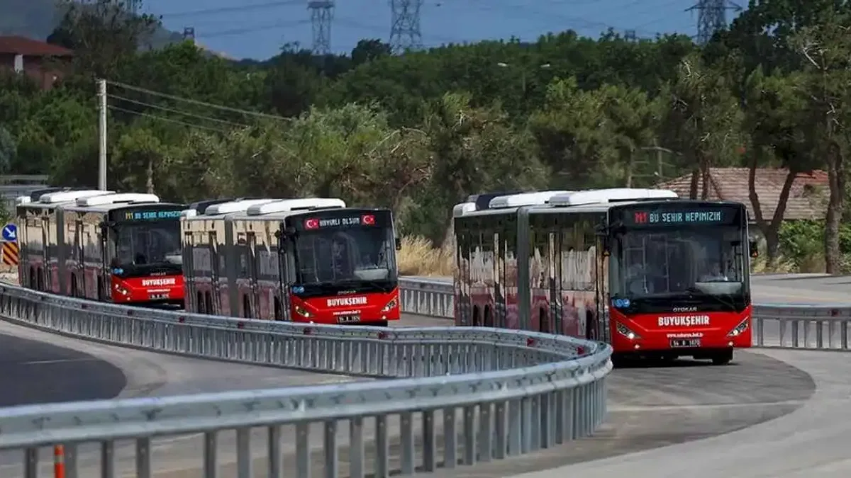 Sakarya'da metrobüsler seferlerine başladı