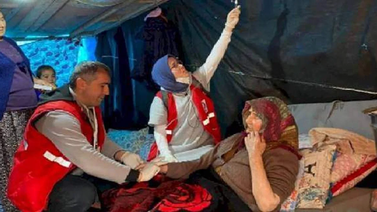 Kızılay ekipleri köy köy dolaşıp yaraları sarıyor