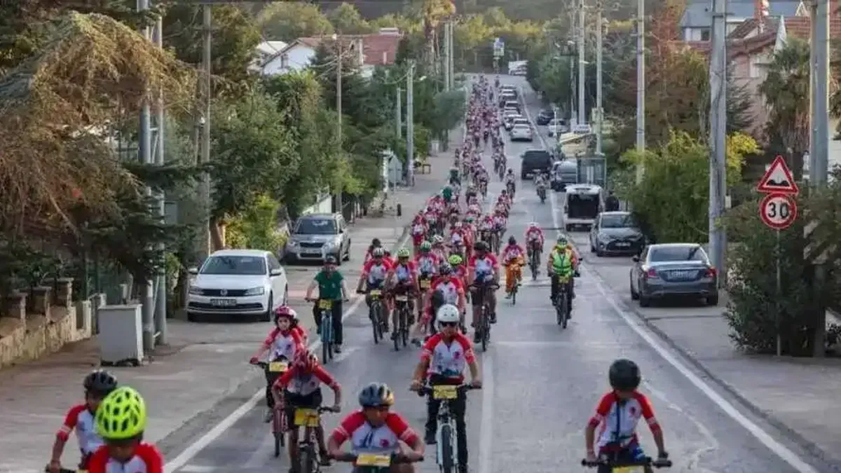 Bisiklet tutkunları Kocaeli'de pedal çevirdi