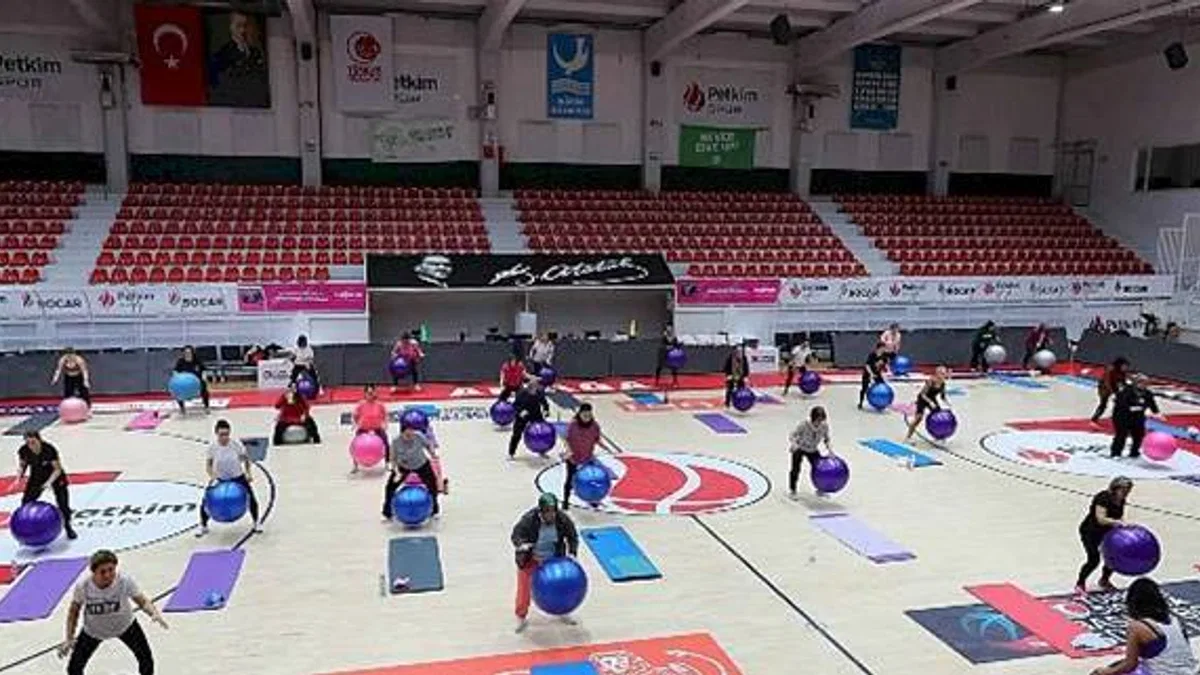 Aliağalı Kadınlar Pilates ve Aerobikle Hem Fiziksel Hem Ruhsal Sağlıklarını Geliştiriyor