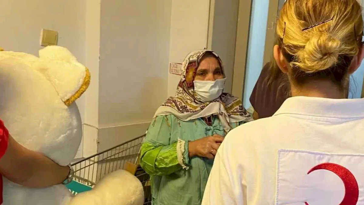 Kızılay Konak Şubesi yangınzedelerin yanında