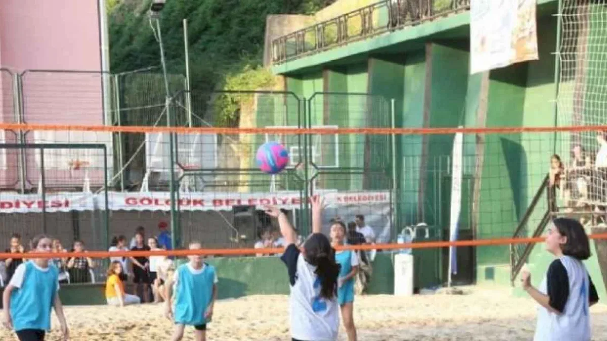 Gölcük'te Plaj Voleybolu heyecanı başlıyor
