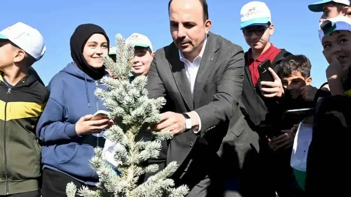 Konya'da Başkan Altay öğrencilerle birlikte fidan dikti