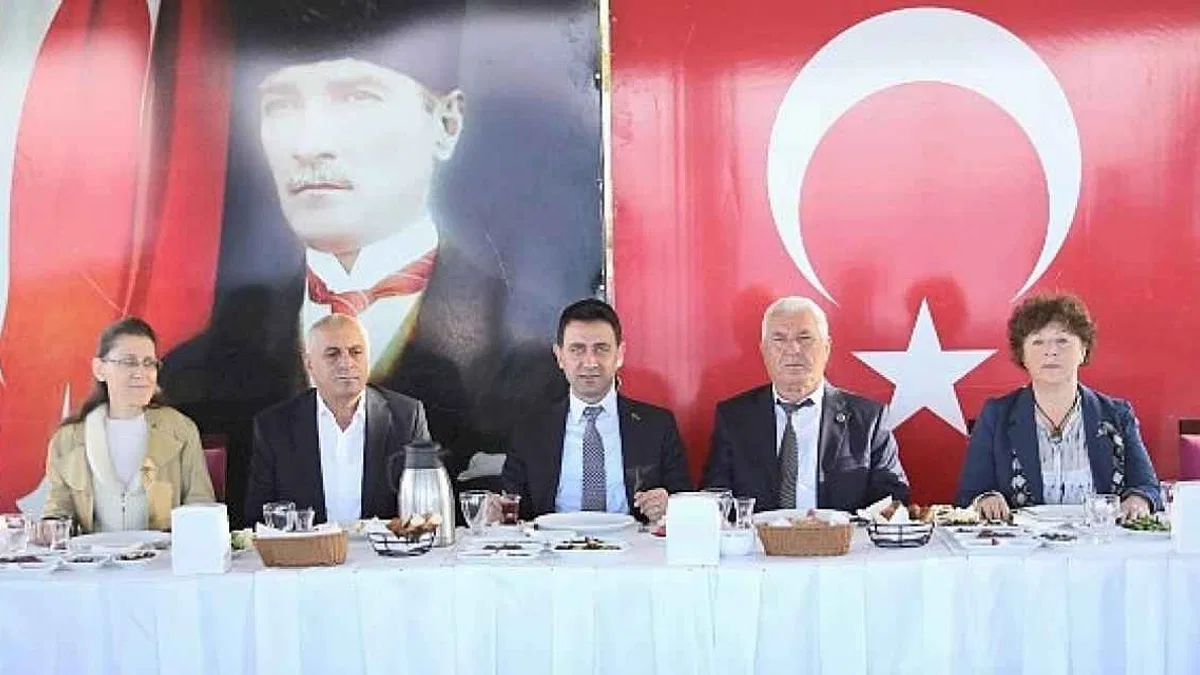 Başkan Önal, muhtarlarla buluştu: "Bayraklı için gece gündüz çalışıyoruz"