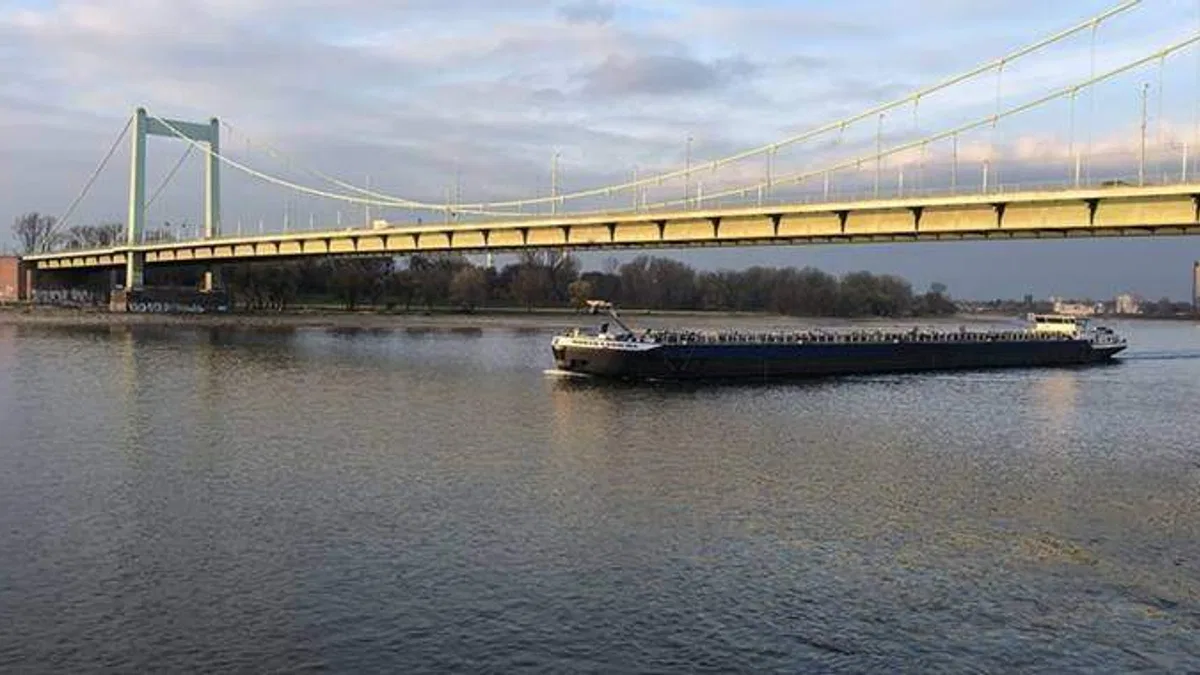 Almanya'da aşırı sıcaklar Ren Nehri'ni kurutuyor