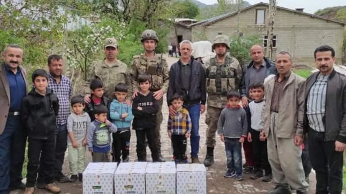 Mehmetçik, Hakkari'de ihtiyaç sahiplerine yardım dağıttı