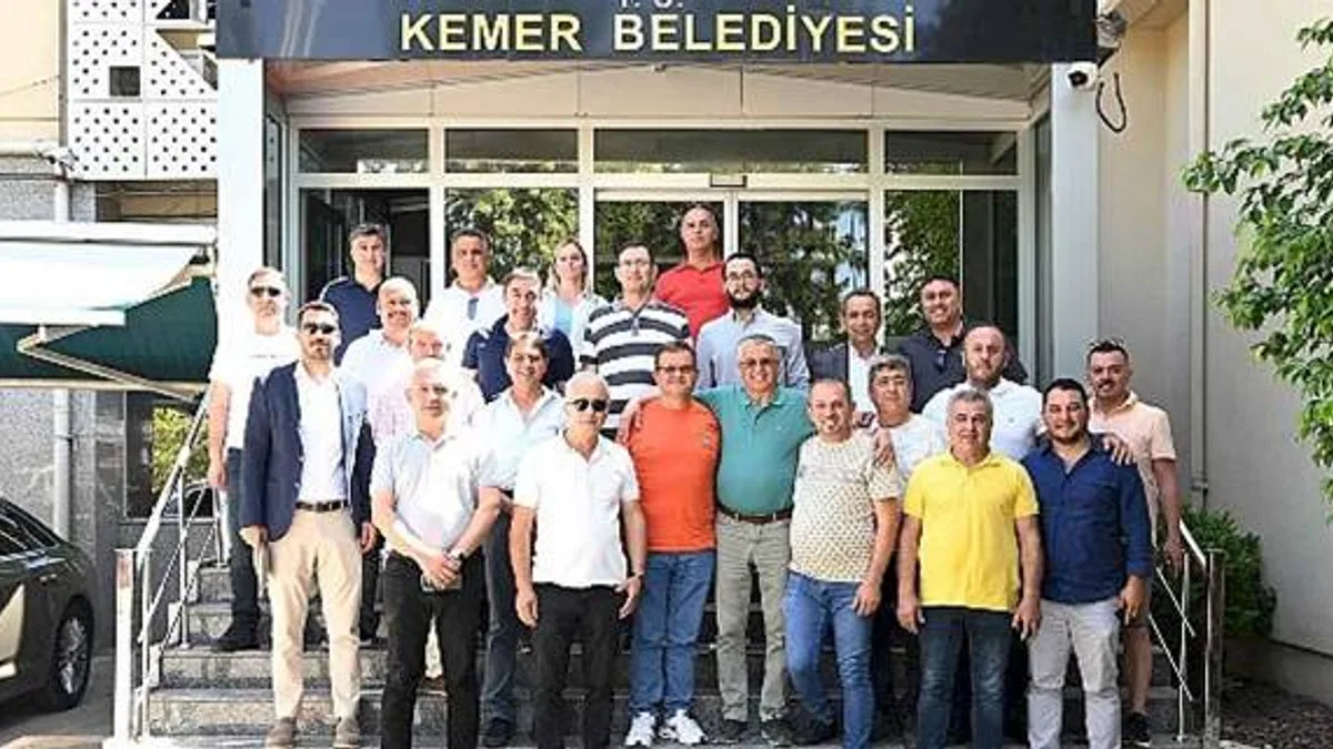 Başkan Topaloğlu, Kemer'deki acentecilerle bir araya geldi
