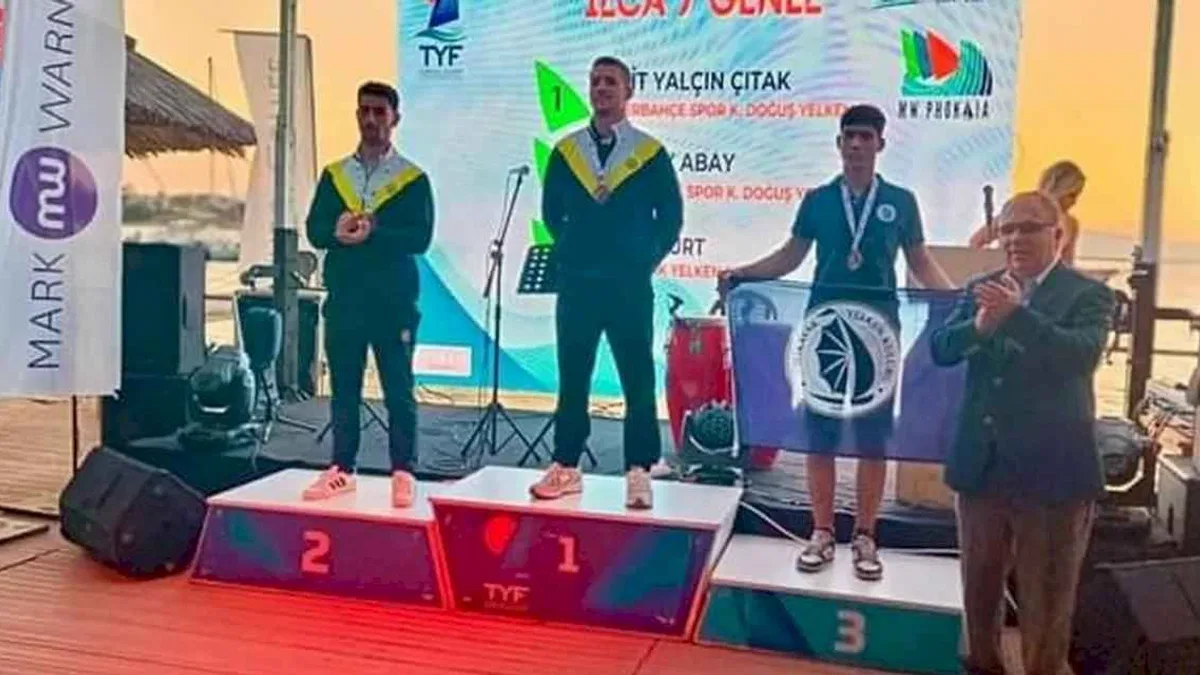 İzmir Foça'da yelkenciler ödüllendirildi