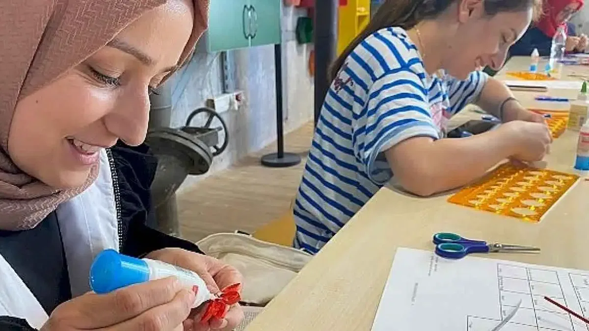 Quilling kâğıtlarını sanata dönüştürdüler