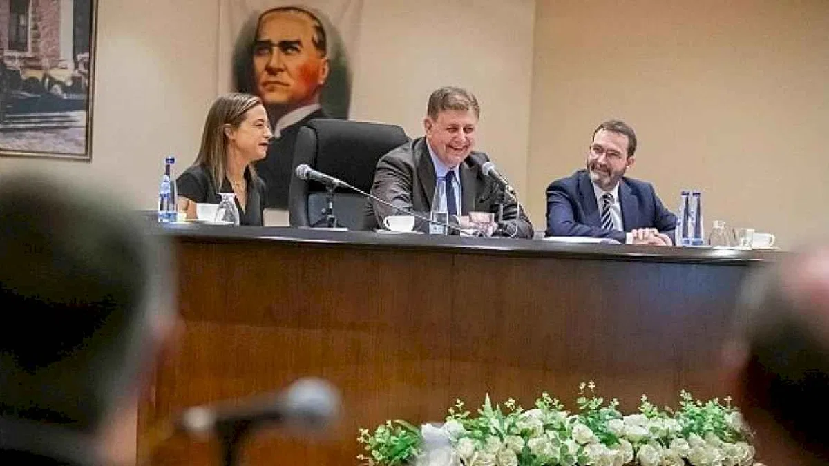 Başkan Tugay Selçuk'ta hem esnafla hem muhtarlarla buluştu "2025 ne hedeflediysek yapıp bitirdiğimiz bir yıl olacak"