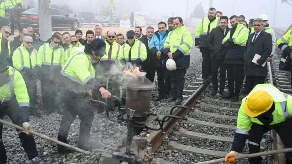 Konya'da tarihi adım... KONYARAY banliyö hattında ray birleştirme kaynağı yapıldı