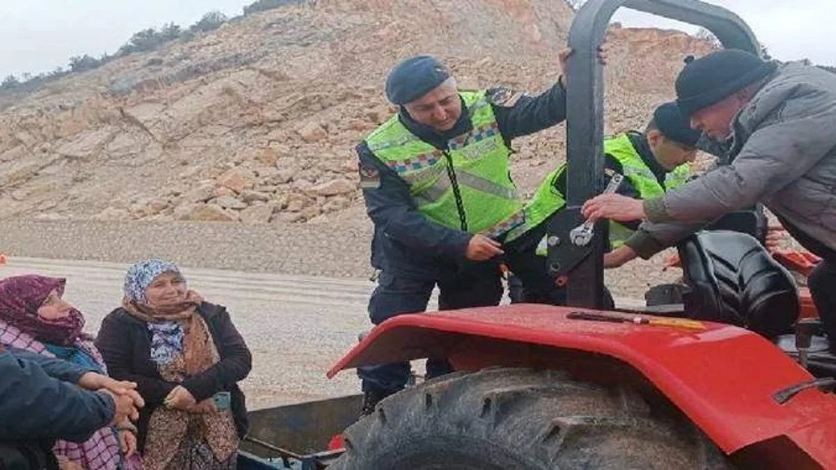 Bilecik Jandarması'ndan traktör sürücülerine 'reflektör' uyarısı