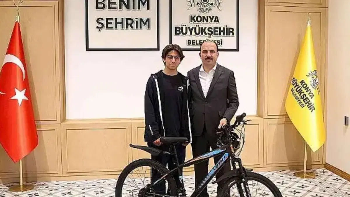 Başkan Altay Örnek Davranışıyla Sosyal Medyada Büyük Beğeni Toplayan Liseli Gençle Buluştu