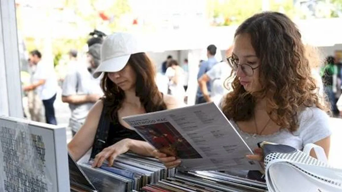 Kadıköy’de plaklar Barış Manço anısına dönüyor