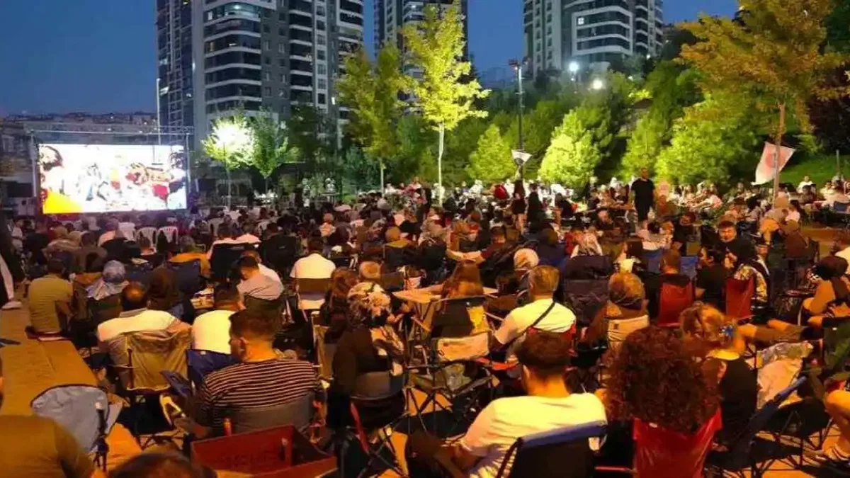 Ankara Keçiören'de açık hava sinema keyfi