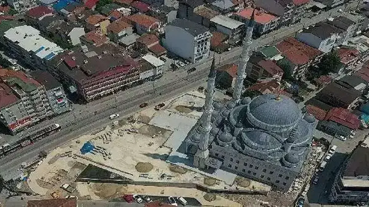 Altı otopark, üstü meydan