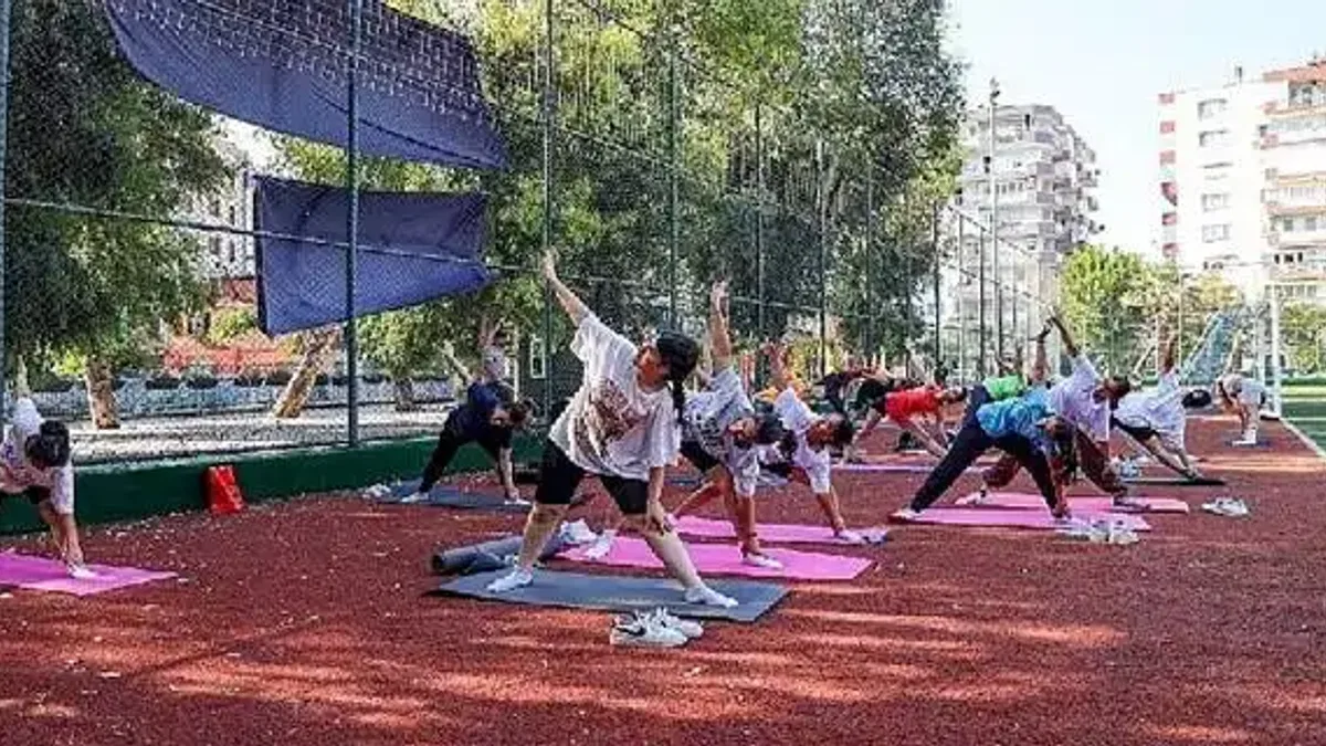 Karşıyaka'da açık havada spor keyfi başladı