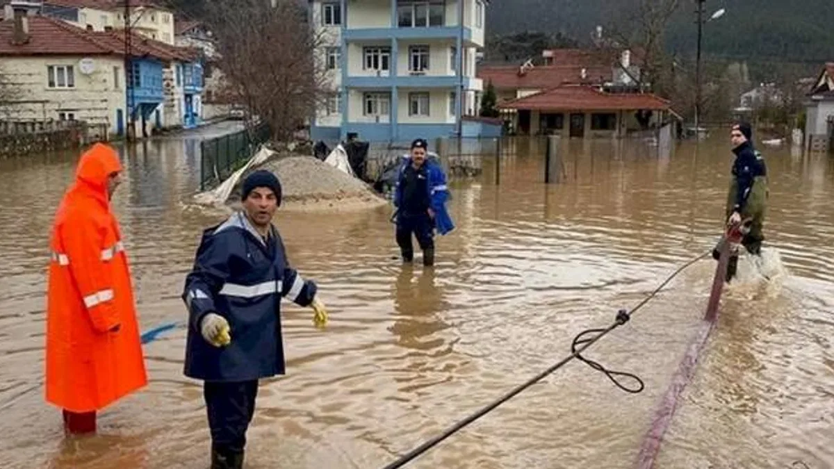 Antalya Büyükşehir Belediyesi ekipleri yağışın izlerini siliyor