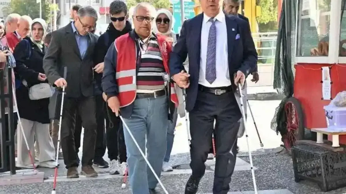 Manisa’da beyaz bastonla farkındalık yürüyüşü