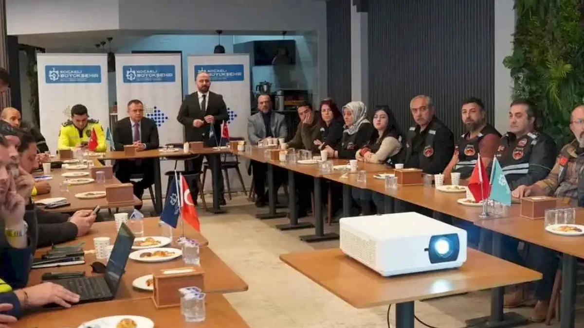 Kocaeli'de motosiklet sürücüleriyle olası kazalara önlem için toplanıldı
