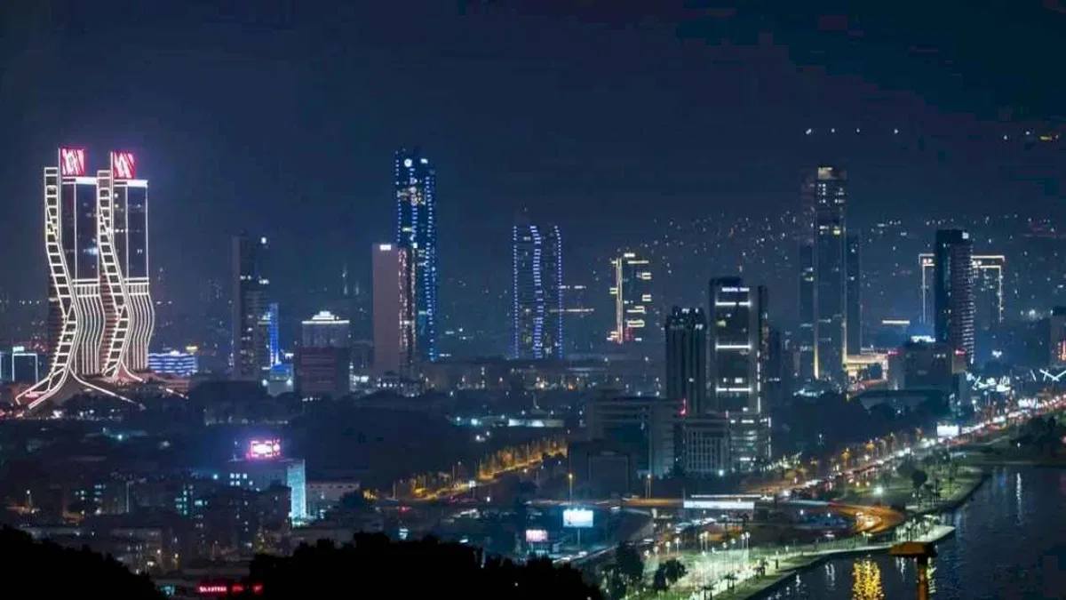 İzmir’de dış cephe aydınlatmasına saat ayarı geliyor!
