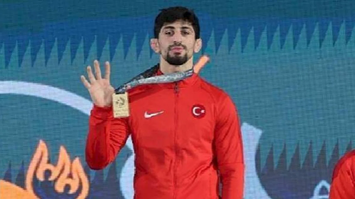 Madalyasını depremzedelere bağışladı