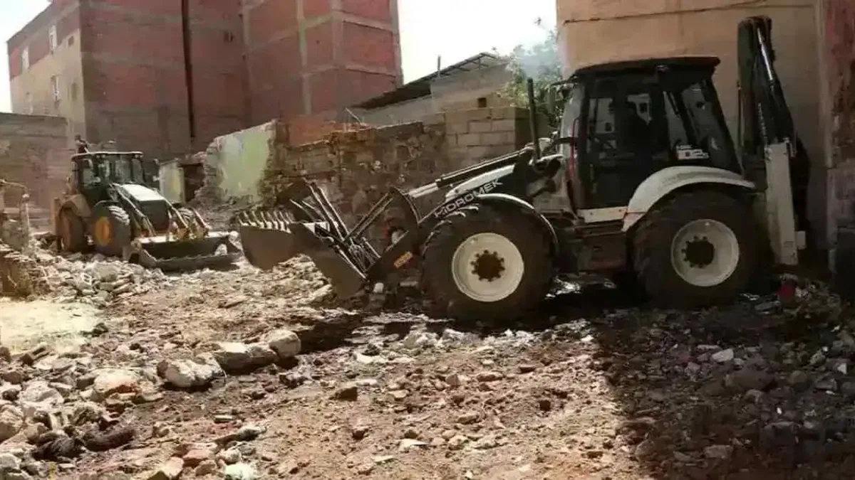 Diyarbakır Muradiye'de metruk binalar yıkılıyor